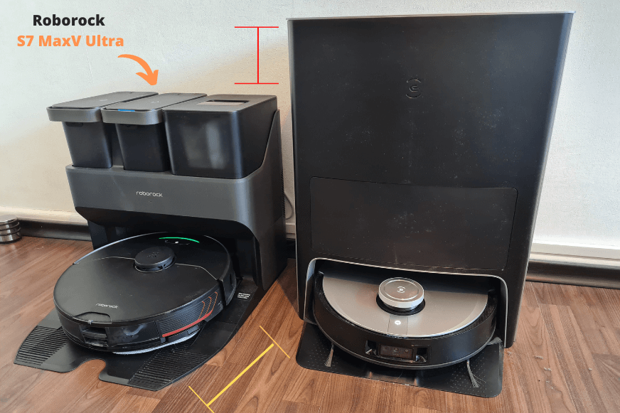 Станция S7 MaxV Ultra от Роборок и станция Deebot X1 OMNI от Ecovacs стоят рядом для сравнения размеров.